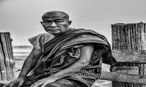 Zdjecie MYANMAR / Azja / Myanmar / Mnich na mocie