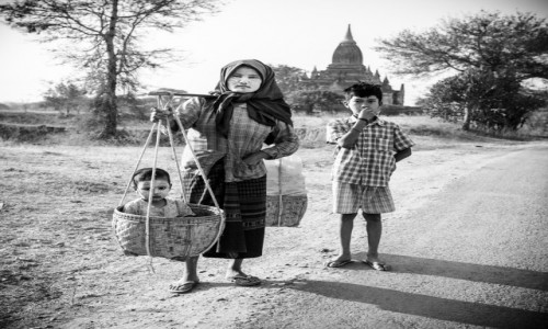 Zdjecie MYANMAR / Bagan / Pagan / rodzina
