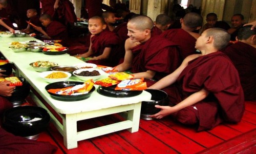 Zdjcie MYANMAR / okolice Mandalay / Amarapura / niadanie mnichw
