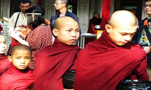 Zdjcie MYANMAR / okolice Mandalay / Amarapura / w oczekiwaniu na posiek