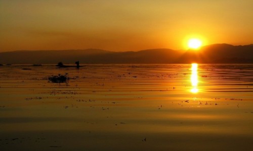 Zdjcie MYANMAR / stan Shan / jezioro Inle / zachd soca nad Inle