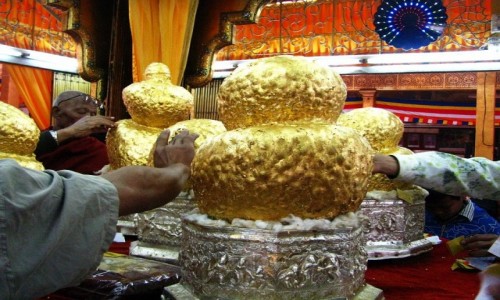 Zdjecie MYANMAR / stan Shan / Phang Daw OO Paya / obklejanie posgw zotymi patkami