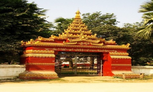 Zdjcie MYANMAR / okolice Mandalay / Mingun / Klasztorna brama