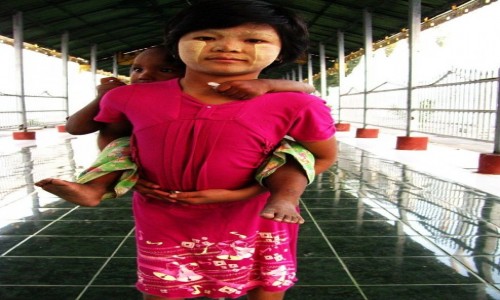 Zdjęcie MYANMAR / Mandalay / Sandamuni Paya / portret dziewczynki