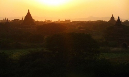 Zdjcie MYANMAR / centralny Myanmar / Bagan / pagody Baganu o zachodzie soca
