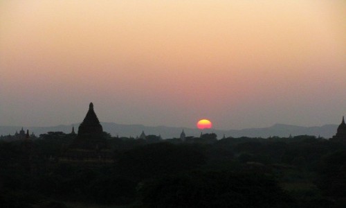 Zdjcie MYANMAR / centralny Myanmar / Bagan / pagody Baganu o zachodzie soca