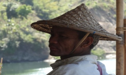 Zdjcie MYANMAR / Rakhine / Mrauk U / mczyzna w kapeluszu