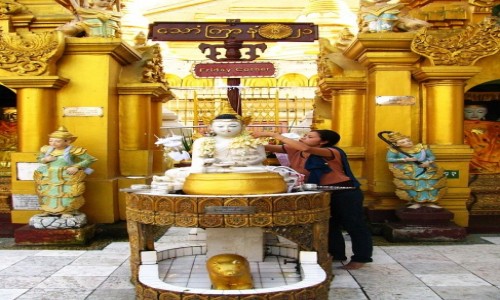 Zdjecie MYANMAR / Yangon / Schwedagon Paya / otarzyk urodzonych w pitek