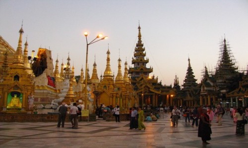 Zdjecie MYANMAR / Yangon / Schwedagon Paya / Schwedagon Paya o zmroku