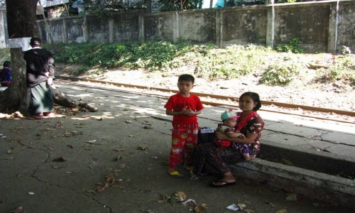 Zdjcie MYANMAR / Yangon / Yangon / na stacji kolejki podmiejskiej