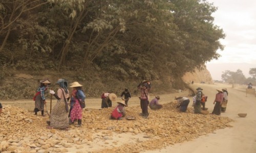 Zdjecie MYANMAR / Kalaw / Kalaw / Budowa drog w Myanmar