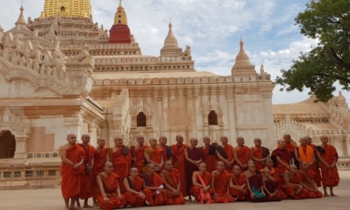 Zdjecie MYANMAR / Pagan / Bagan / Mnisi w wityni Ananda