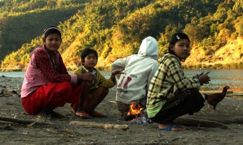Zdjcie MYANMAR / Rakhine / Mar Ta Khine / Myanmar (Birma), przy ognisku nad rzek Lay Myo