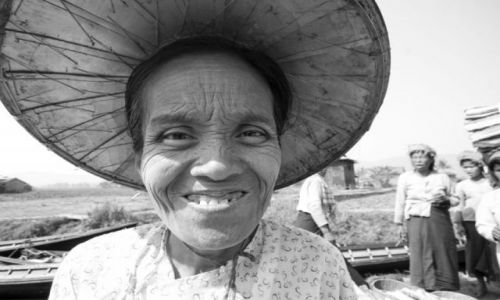 Zdjecie MYANMAR / brak / Nyaungshwenad nad j.INLE / Uśmiech