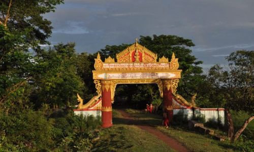 Zdjecie MYANMAR / brak / niedaleko Bago / Brama do klasztoru