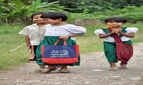 Zdjecie MYANMAR / brak / okolice Inle Lake / Dziewczynki w mundurkach w drodze do szkoly