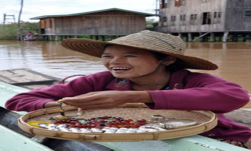 Zdjecie MYANMAR / brak / Inle Lake / Handlarka na Wodnym Markecie.. 