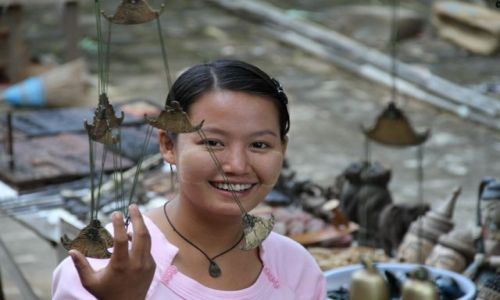 Zdjecie MYANMAR / - / Bagan / usmiech 