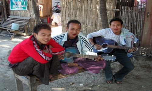 Zdjęcie MYANMAR / Mandalay / Mingun / ... tercet egzotyczny ....