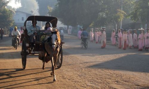 Zdjecie MYANMAR / Pagan / Nyaung U / ... w pdzie do ...
