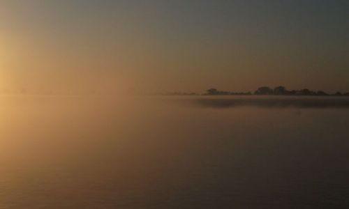 Zdjęcie MYANMAR / Aye Yarwaddy Riwer Mandalay - Pagan / Aye Yarwaddy Riwer / ... pierwsze promienie ... zmaganie słońca i mgły ...