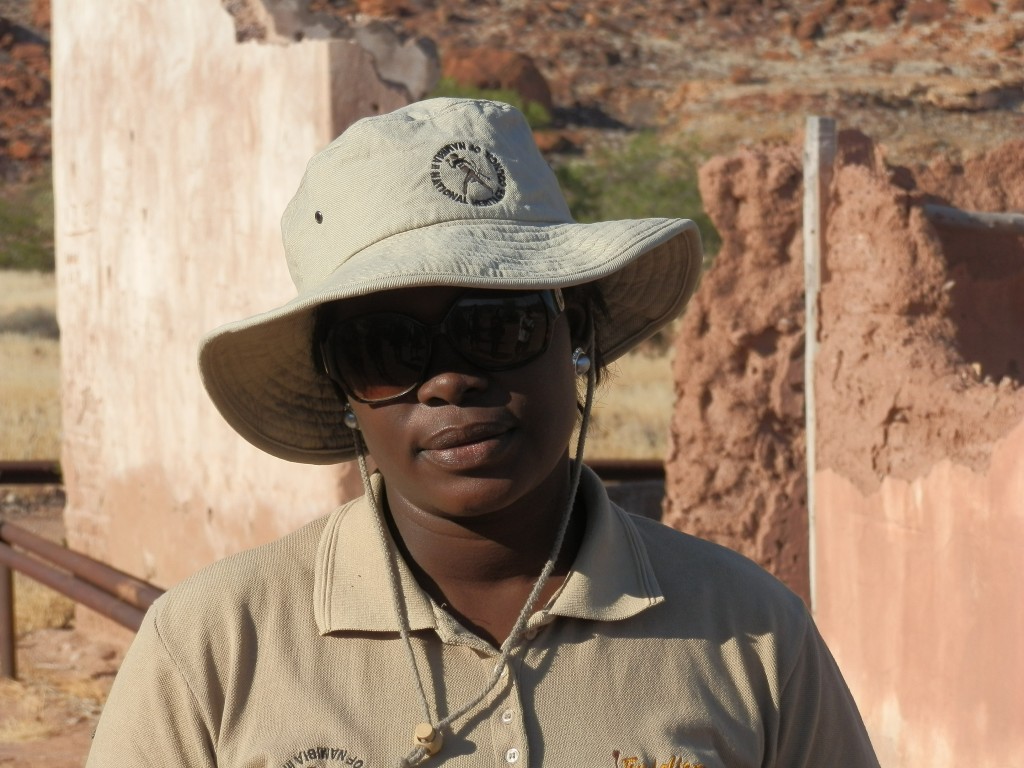 Zdjęcia: Twylfefotein, Twylfefotein, Przewodniczka, NAMIBIA Zdjęcia: Twylfefotein, Twylfefotein, Przewodniczka, NAMIBIA