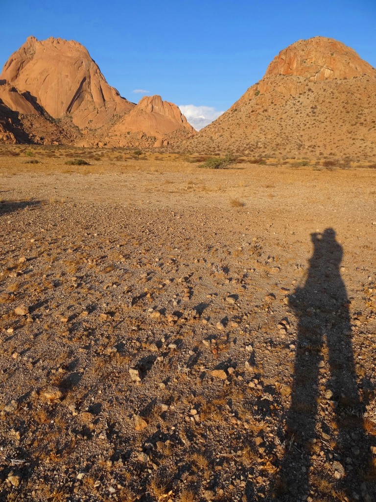Zdjęcia: Spitzkoppe, Ziemie Buszmenów, Zbliżamy się do Spitzkoppe zwanego Matterhornem Afryki, NAMIBIA Zdjęcia: Spitzkoppe, Ziemie Buszmenów, Zbliżamy się do Spitzkoppe zwanego Matterhornem Afryki, NAMIBIA