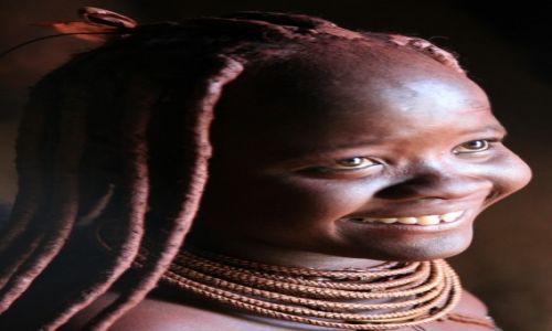 Zdjecie NAMIBIA / Opuwo / Opuwo / Himba woman