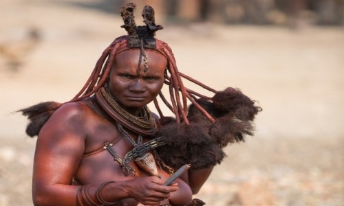 Zdjcie NAMIBIA / Kuene / Opuwo / Dziewczyna Himba dba o wosy