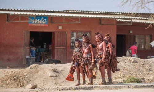 Zdjecie NAMIBIA / Kuene / Opuwo / Dziewczyny Himba na zakupach