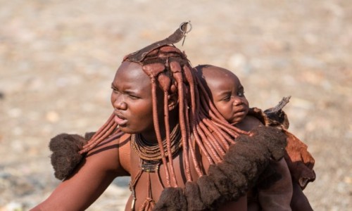 Zdjecie NAMIBIA / Kuene / Opuwo / Himba z dzieciatkiem