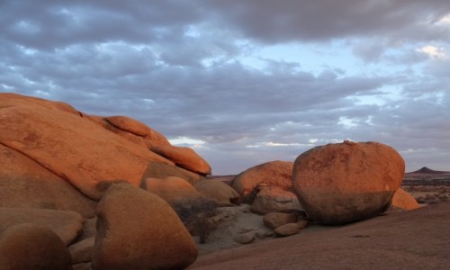 Zdjecie NAMIBIA / Ziemie Buszmenw / Masyw Spitzkoppe / Spitzkoppe o zachodzie soca wzbudzio nasz zachwyt