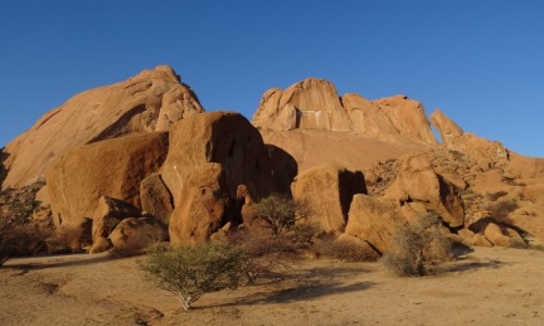 Zdjcie NAMIBIA / Ziemie Buszmenw / Masyw Spitzkoppe / Fakt, e nie byo si gdzie umy, nie mia adnego znaczenia...