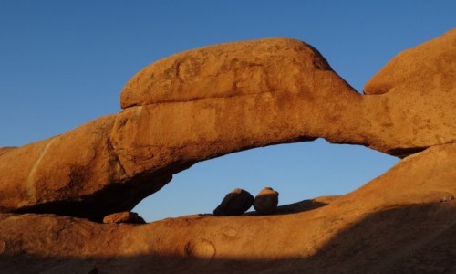Zdjecie NAMIBIA / Ziemie Buszmenw / Masyw Spitzkoppe / Wschodzce soce piknie owietlio uk