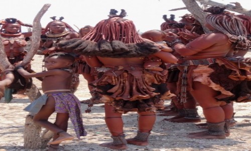 Zdjcie NAMIBIA / Kaokoland / wioska Himba / Panie Himba po naradzie i ogladniciu prezentw zadecydoway o wpuszczeniu nas do wioski