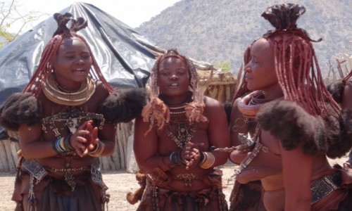 Zdjcie NAMIBIA / Kaokoland / wioska Himba / W podzikowaniu za dary Himba zapieway nam swoj plemienna pie