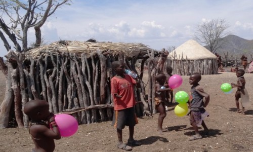 Zdjecie NAMIBIA / Kaokoland / wioska Himba / W wiosce Himba zamiast robic zdjcia dmuchaam baloniki