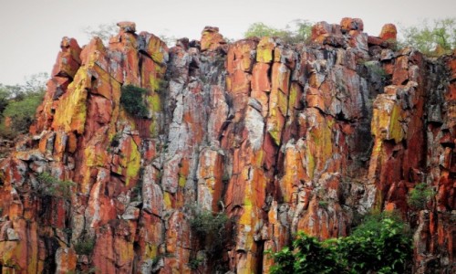 Zdjcie NAMIBIA / Park Narodowy Waterberg / U stp Paskowyu Waterberg / Kolorowy zawrt gowy - miejsce mao znane