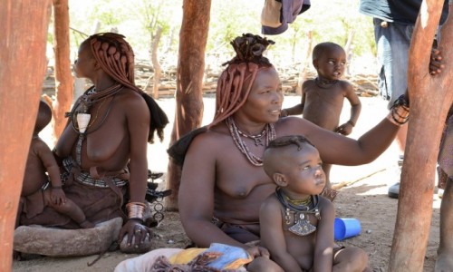 Zdjcie NAMIBIA / Damaraland / Wioska Himba / Himba - matki i dzieci