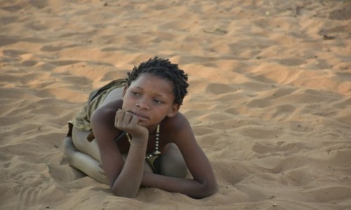 Zdjcie NAMIBIA / Kotlina Kalahari / Wioska Buszmenw / Dziecistwo na piasku