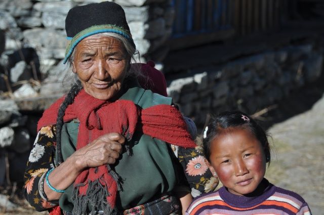 Zdjęcia: Langtang, Langtang, Babcia z wnuczka, NEPAL Zdjęcia: Langtang, Langtang, Babcia z wnuczka, NEPAL