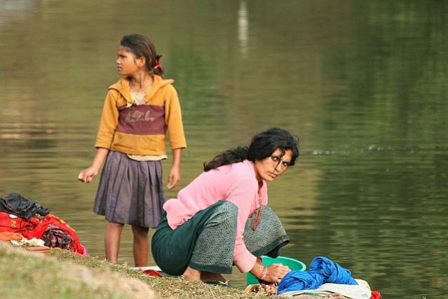 Zdjęcia: okol. Sarangkotu, Pokhara, praczka, NEPAL Zdjęcia: okol. Sarangkotu, Pokhara, praczka, NEPAL