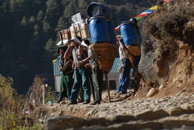 Zdjęcia: Lukla, Khumbu Valley, Tragarze - odpoczynek, NEPAL Zdjęcia: Lukla, Khumbu Valley, Tragarze - odpoczynek, NEPAL