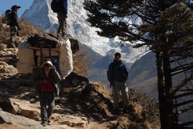 Zdjęcia: Nepal, Khumbu Valley, Porter, NEPAL Zdjęcia: Nepal, Khumbu Valley, Porter, NEPAL