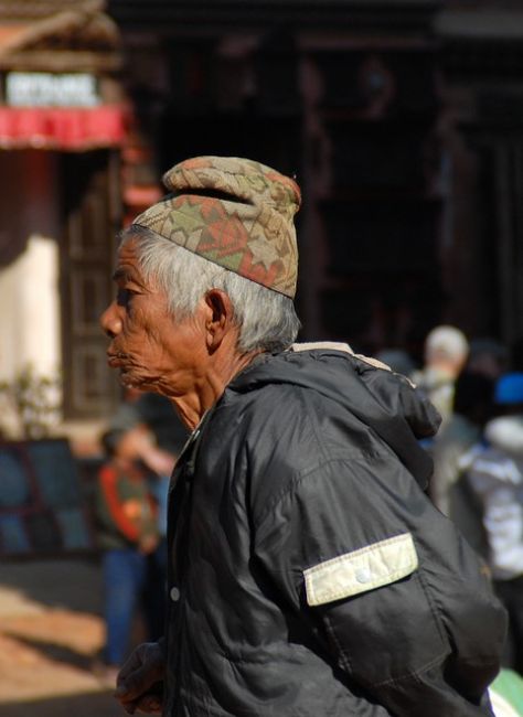 Zdjęcia: Bahktapur City, Kathmandu valley, zamyslony obywatel ..., NEPAL Zdjęcia: Bahktapur City, Kathmandu valley, zamyslony obywatel ..., NEPAL