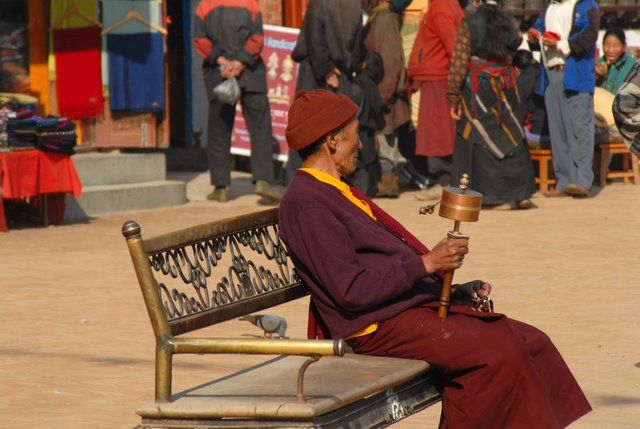 Zdjęcia: Kathmandu, Kathmandu valley, mnich z mlynkiem modlitewnym, NEPAL Zdjęcia: Kathmandu, Kathmandu valley, mnich z mlynkiem modlitewnym, NEPAL