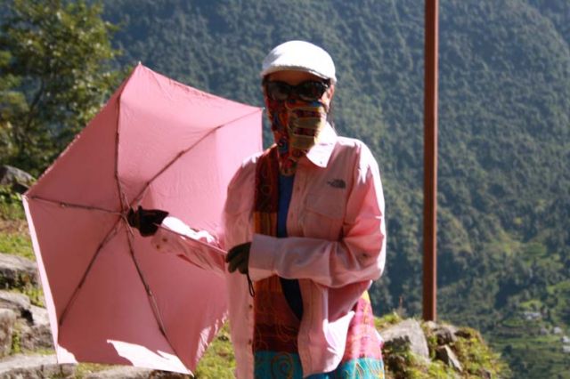 Zdjęcia: nn, himalaje, chinska dziewczyna na gorskiej trasie, NEPAL Zdjęcia: nn, himalaje, chinska dziewczyna na gorskiej trasie, NEPAL