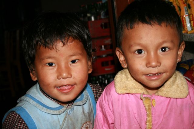 Zdjęcia: Gdzieś w drodze do Katmandu, Rodzeństwo?, NEPAL Zdjęcia: Gdzieś w drodze do Katmandu, Rodzeństwo?, NEPAL
