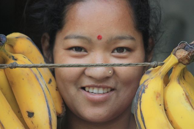 Zdjęcia: W jednej z wiosek w drodze do Beni, Sprzedawczyni bananów, NEPAL Zdjęcia: W jednej z wiosek w drodze do Beni, Sprzedawczyni bananów, NEPAL