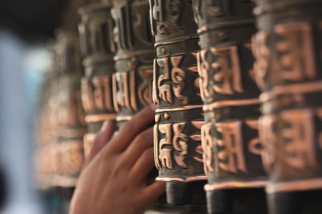 Zdjęcia: Młynki modlitewne w Swayambhu w Katmandu , Ręką, NEPAL Zdjęcia: Młynki modlitewne w Swayambhu w Katmandu , Ręką, NEPAL
